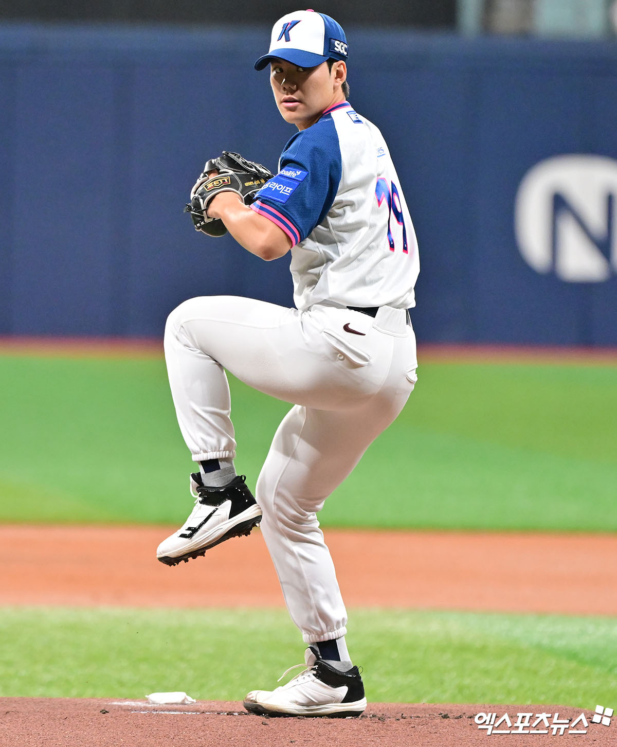 5일 오후 서울 구로구 고척스카이돔에서 열린 '2025 신한 SOL Bank KBO리그' KIA 타이거즈와 키움 히어로즈의 경기, 1회초 키움 선발투수 김윤하가 공을 힘차게 던지고 있다. 고척, 김한준 기자