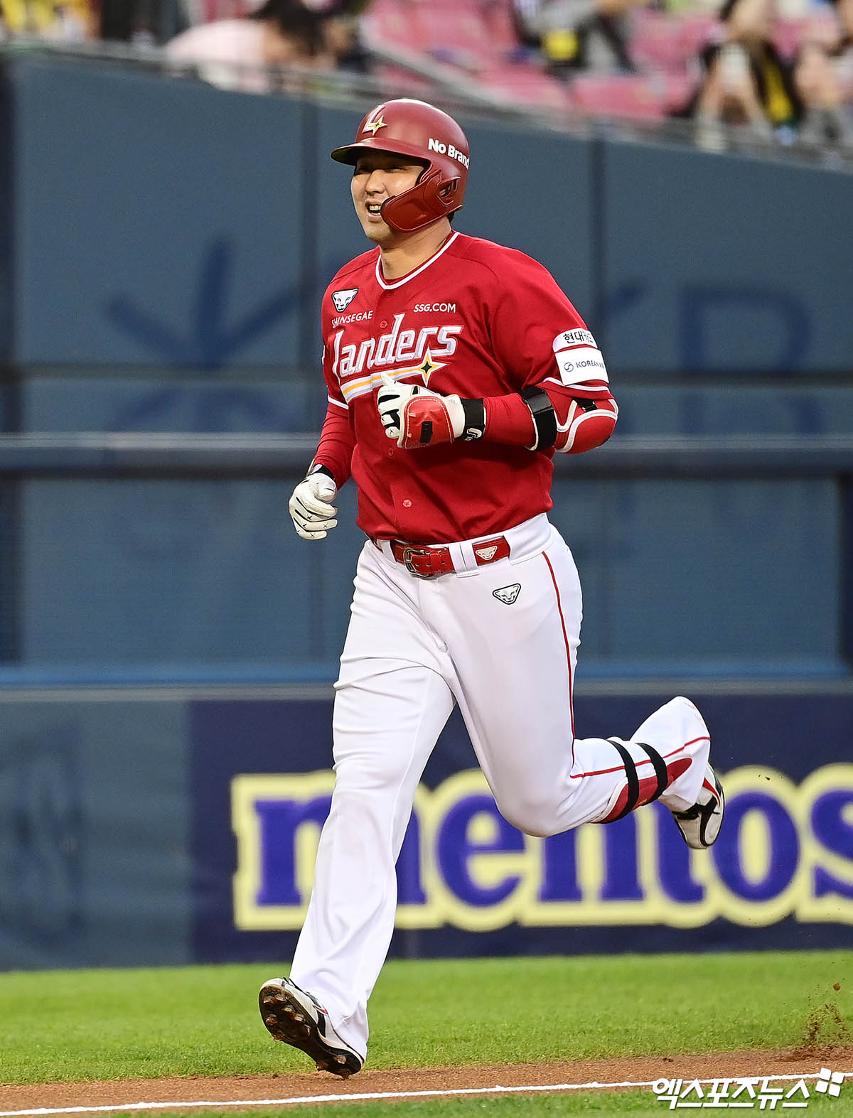 SSG 내야수 최정은 5일 사직구장에서 열린 '2025 신한 SOL Bank KBO 리그' 롯데와 주중 3연전 첫 번째 경기에서 3번 지명타자로 선발 출전했다. 1회초 결승 3점포를 터트려 공격에 활력을 불어넣었다. 엑스포츠뉴스 DB