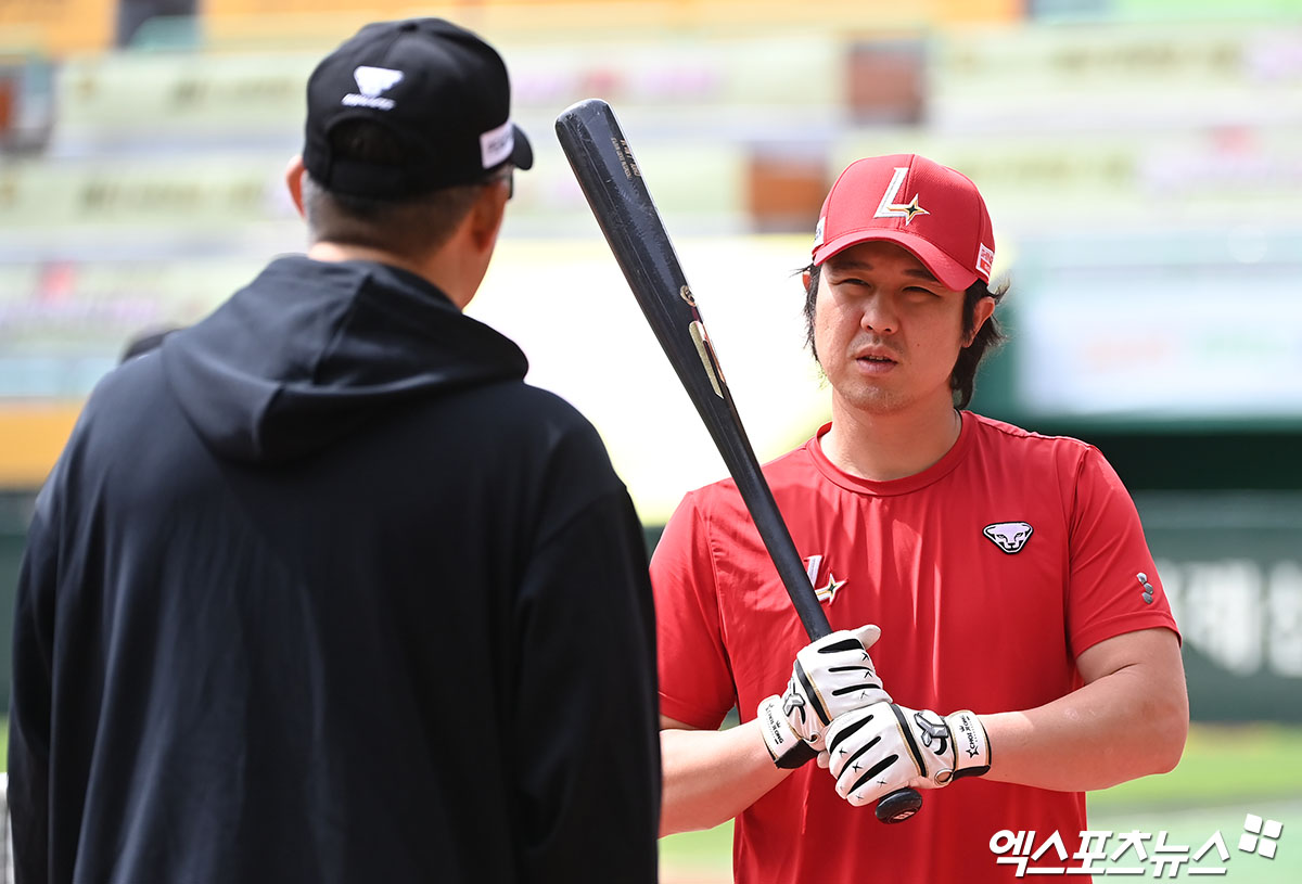 SSG 내야수 최정(오른쪽)은 5일 사직구장에서 열린 '2025 신한 SOL Bank KBO 리그' 롯데와 주중 3연전 첫 번째 경기에서 3번 지명타자로 선발 출전했다. 1회초 결승 3점포를 터트려 공격에 활력을 불어넣었다. 엑스포츠뉴스 DB