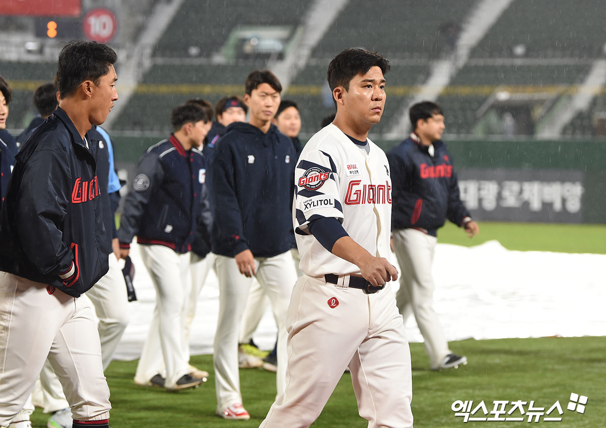 롯데는 5일 사직구장에서 열린 '2025 신한 SOL Bank KBO 리그' SSG와 주중 3연전 첫 번째 경기에서 1-7로 완패했다. 치고 올라가야 할 이달초 연패 행진이 길어지며 위기를 맞이했다. 엑스포츠뉴스 DB