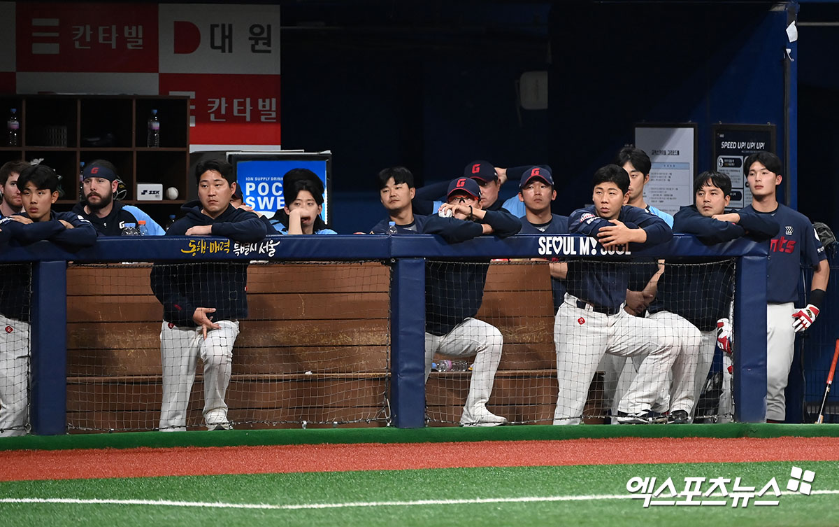 롯데는 5일 사직구장에서 열린 '2025 신한 SOL Bank KBO 리그' SSG와 주중 3연전 첫 번째 경기에서 1-7로 완패했다. 치고 올라가야 할 이달초 연패 행진이 길어지며 위기를 맞이했다. 엑스포츠뉴스 DB