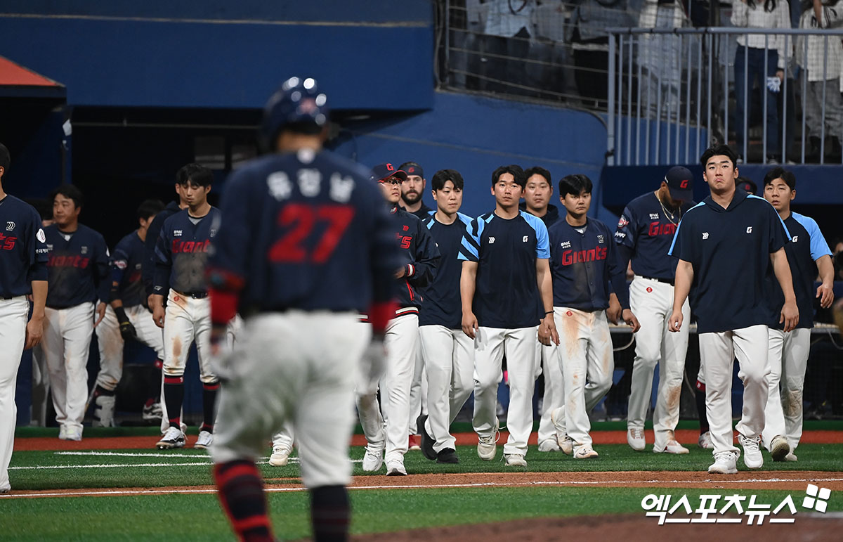 롯데는 5일 사직구장에서 열린 '2025 신한 SOL Bank KBO 리그' SSG와 주중 3연전 첫 번째 경기에서 1-7로 완패했다. 치고 올라가야 할 이달초 연패 행진이 길어지며 위기를 맞이했다. 엑스포츠뉴스 DB