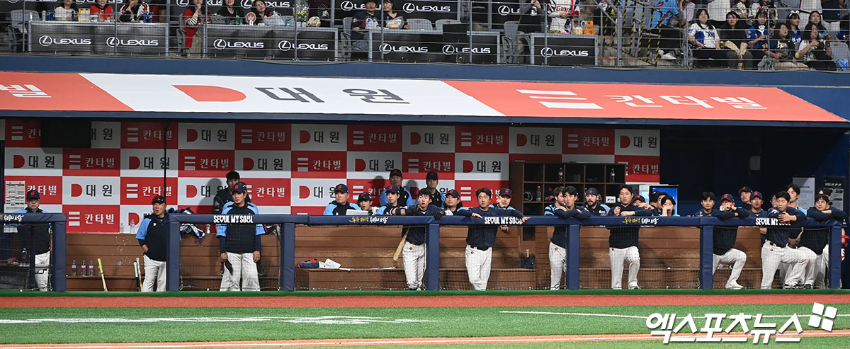 롯데는 5일 사직구장에서 열린 '2025 신한 SOL Bank KBO 리그' SSG와 주중 3연전 첫 번째 경기에서 1-7로 완패했다. 치고 올라가야 할 이달초 연패 행진이 길어지며 위기를 맞이했다. 엑스포츠뉴스 DB