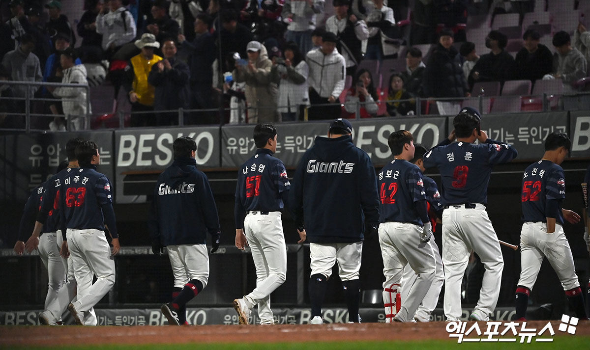 롯데는 5일 사직구장에서 열린 '2025 신한 SOL Bank KBO 리그' SSG와 주중 3연전 첫 번째 경기에서 1-7로 완패했다. 치고 올라가야 할 이달초 연패 행진이 길어지며 위기를 맞이했다. 엑스포츠뉴스 DB