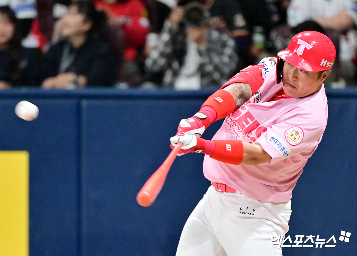 5일 오후 서울 구로구 고척스카이돔에서 열린 '2025 신한 SOL Bank KBO리그' KIA 타이거즈와 키움 히어로즈의 경기, 6회초 무사 1,3루 KIA 최형우가 스리런 홈런을 날리고 있다.  최형우는 KBO리그 통산 4번째 400홈런을 달성했다. 고척, 김한준 기자