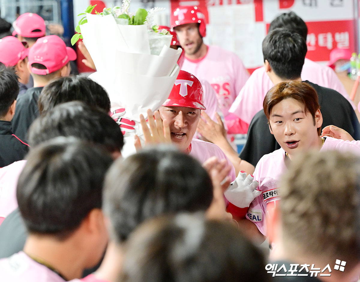 5일 오후 서울 구로구 고척스카이돔에서 열린 '2025 신한 SOL Bank KBO리그' KIA 타이거즈와 키움 히어로즈의 경기, 6회초 무사 1,3루 KIA 최형우가 스리런 홈런을 날린 후 더그아웃에서 축하를 받고 있다.  최형우는 KBO리그 통산 4번째 400홈런을 달성했다. 고척, 김한준 기자