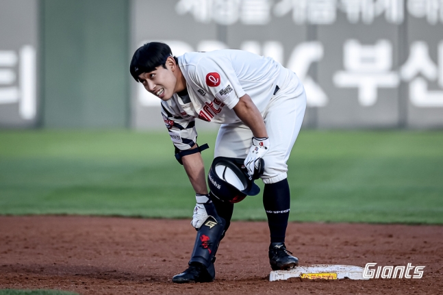 롯데 외야수 황성빈은 6일 사직구장에서 열릴 '2025 신한 SOL Bank KBO 리그' SSG와 주중 3연전 두 번째 경기를 앞두고 1군 엔트리에서 빠졌다. 1회말 기습 번트 후 1루에 슬라이딩하는 과정에서 왼손을 다쳤다. 병원 검진에서 왼손 약지 중수골 골절 판정을 받아 전문의 크로스 체크스를 기다리고 있다. 롯데 자이언츠