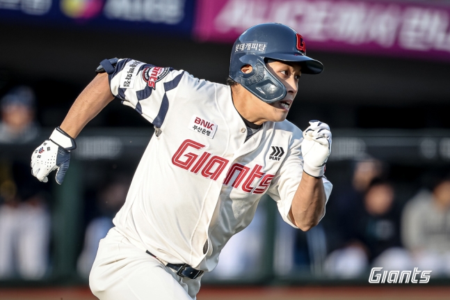 롯데 외야수 황성빈은 6일 사직구장에서 열릴 '2025 신한 SOL Bank KBO 리그' SSG와 주중 3연전 두 번째 경기를 앞두고 1군 엔트리에서 빠졌다. 1회말 기습 번트 후 1루에 슬라이딩하는 과정에서 왼손을 다쳤다. 병원 검진에서 왼손 약지 중수골 골절 판정을 받아 전문의 크로스 체크스를 기다리고 있다. 롯데 자이언츠