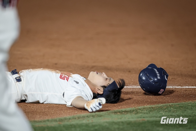 롯데 외야수 황성빈은 6일 사직구장에서 열릴 '2025 신한 SOL Bank KBO 리그' SSG와 주중 3연전 두 번째 경기를 앞두고 1군 엔트리에서 빠졌다. 1회말 기습 번트 후 1루에 슬라이딩하는 과정에서 왼손을 다쳤다. 병원 검진에서 왼손 약지 중수골 골절 판정을 받아 전문의 크로스 체크스를 기다리고 있다. 롯데 자이언츠