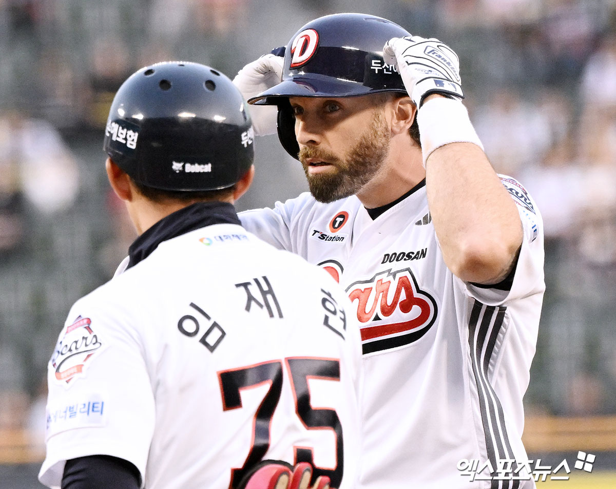 두산 베어스 제이크 케이브가 정규시즌 경기에 출전해 세리머니하고 있다. 엑스포츠뉴스 DB