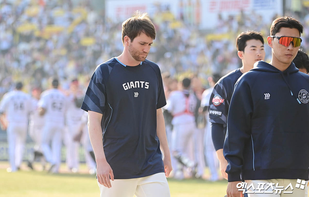 롯데 투수 반즈(왼쪽 첫 번째)는 지난 5일 사직구장에서 열린 '2025 신한 SOL Bank KBO 리그' SSG와 주중 3연전 첫 번째 경기를 앞두고 1군 엔트리에서 빠졌다. 6일 병원 검진 결과 왼쪽 견갑 하근 손상 판정을 받았다. 그는 8일 서울로 이동해 추가 검진에 나설 예정이다. 엑스포츠뉴스 DB