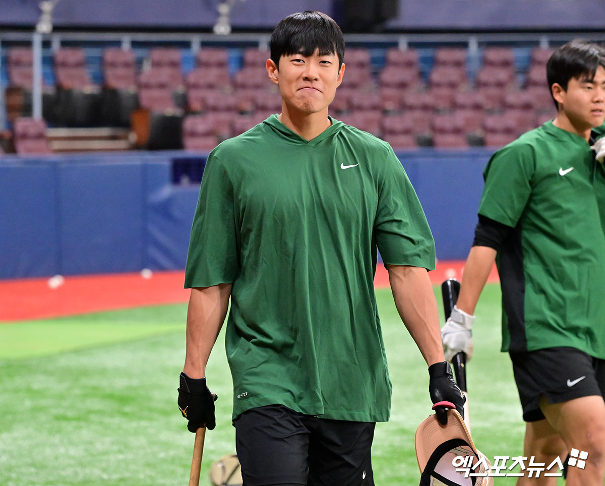 6일 오후 서울 구로구 고척스카이돔에서 열리는 '2025 신한 SOL Bank KBO리그' KIA 타이거즈와 키움 히어로즈의 경기, 키움 송성문이 훈련에 임하고 있다. 고척, 김한준 기자