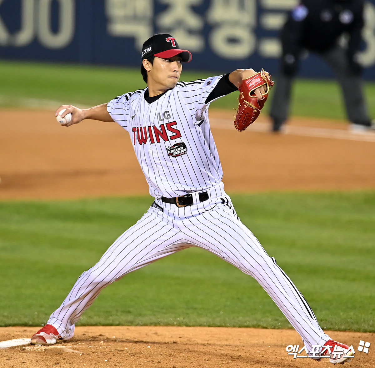 LG 트윈스 투수 이정용이 정규시즌 경기에 출전해 투구하고 있다. 엑스포츠뉴스 DB