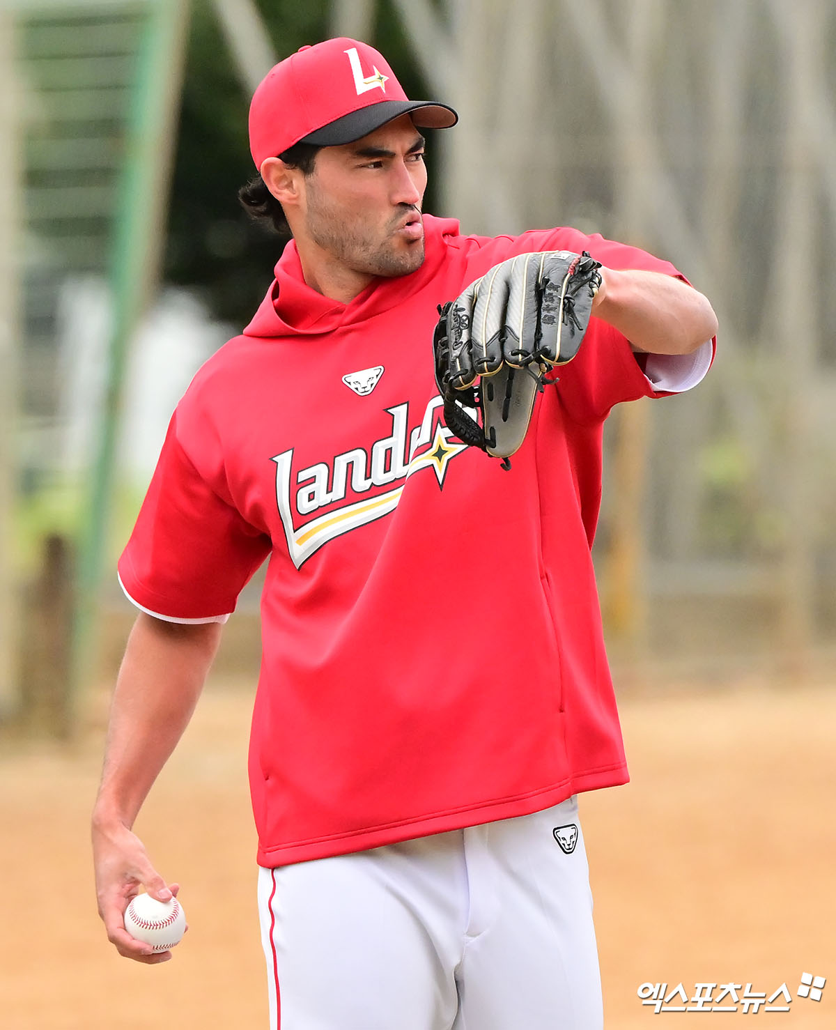 SSG 투수 화이트는 지난 5일 사직구장에서 열린 '2025 신한 SOL Bank KBO 리그' 롯데와 주중 3연전 첫 번째 경기에서 선발 등판했다. 최종 성적 8이닝 1실점으로 팀 승리에 보탬이 됐다. 엑스포츠뉴스 DB