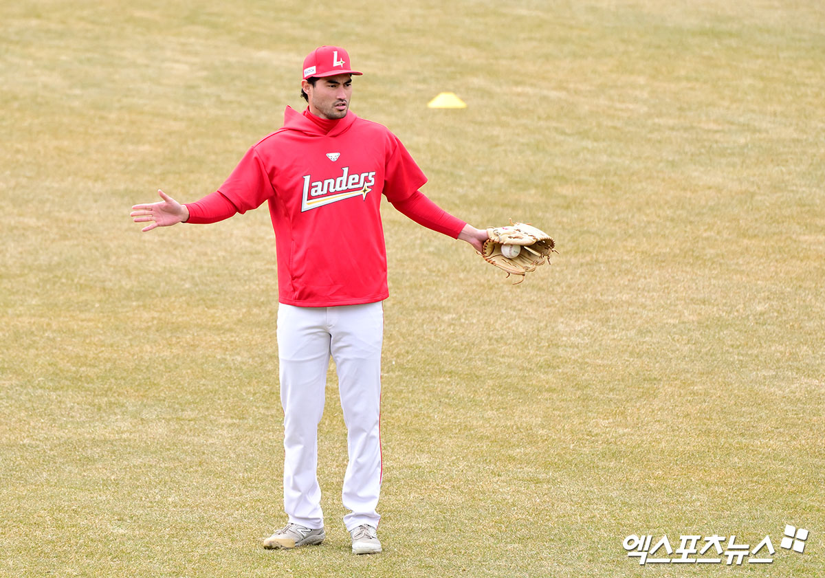 SSG 투수 화이트는 지난 5일 사직구장에서 열린 '2025 신한 SOL Bank KBO 리그' 롯데와 주중 3연전 첫 번째 경기에서 선발 등판했다. 최종 성적 8이닝 1실점으로 팀 승리에 보탬이 됐다. 엑스포츠뉴스 DB