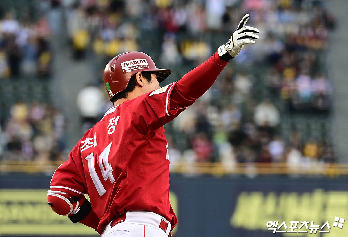 SSG 내야수 최정은 지난 5일 사직구장에서 열린 '2025 신한 SOL Bank KBO 리그' 롯데와 주중 3연전 첫 번째 경기에서 3번 지명타자로 선발 출전했다. 1회초 결승 3점포를 터트려 공격에 활력을 불어넣었다. 엑스포츠뉴스 DB