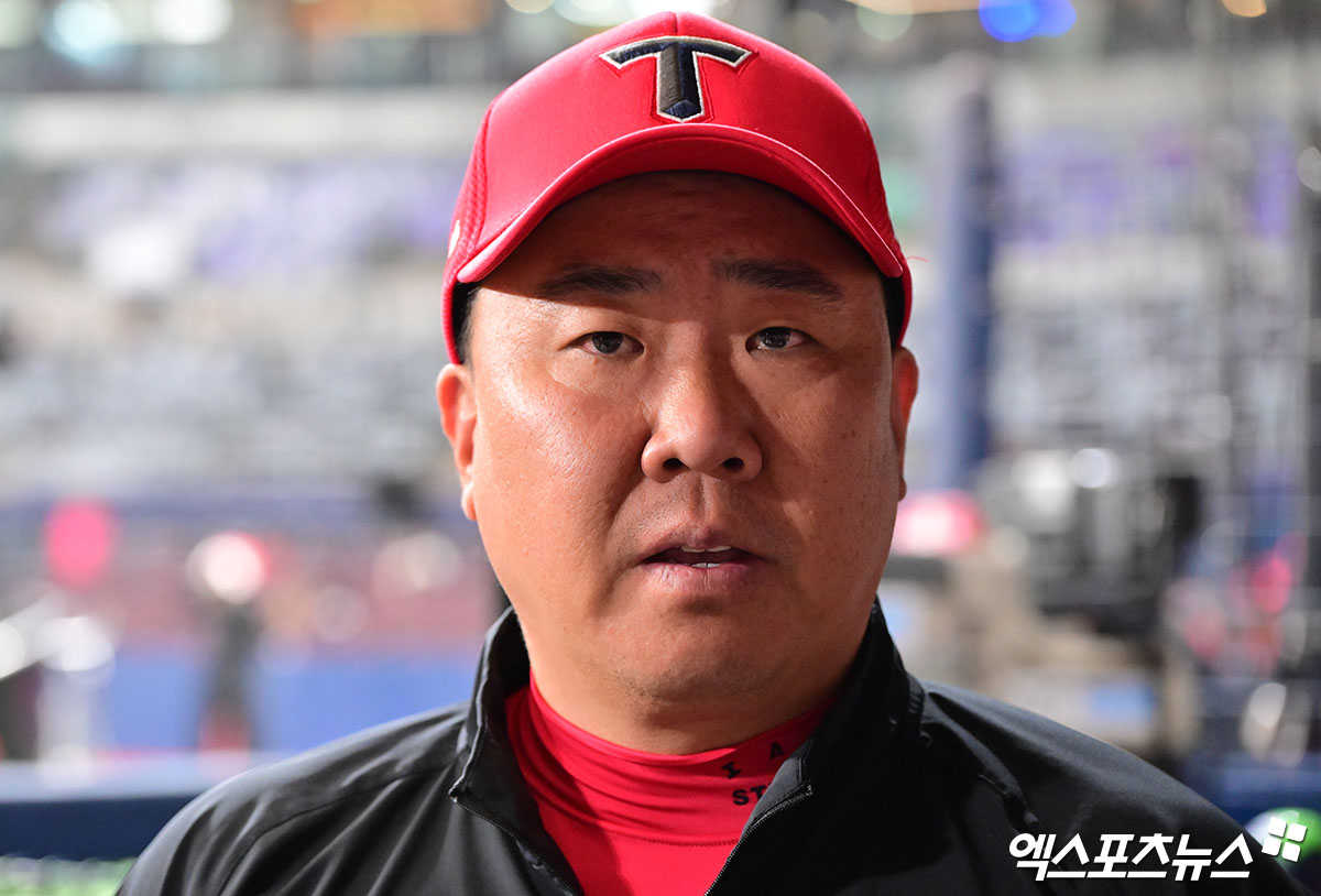 6일 오후 서울 구로구 고척스카이돔에서 열리는 '2025 신한 SOL Bank KBO리그' KIA 타이거즈와 키움 히어로즈의 경기, KIA 이범호 감독이 취재진과 대화를 나누고 있다. 고척, 김한준 기자
