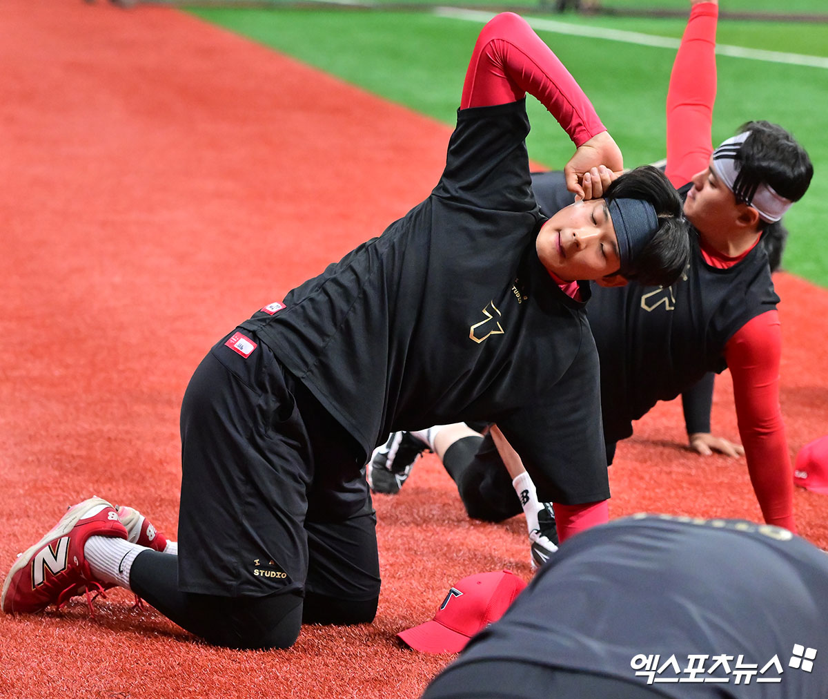 6일 오후 서울 구로구 고척스카이돔에서 열리는 '2025 신한 SOL Bank KBO리그' KIA 타이거즈와 키움 히어로즈의 경기, KIA 정해원이 스트레칭을 하고 있다. 고척, 김한준 기자