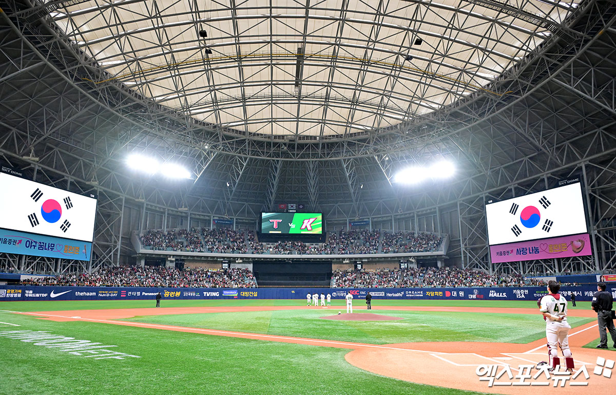 6일 오후 서울 구로구 고척스카이돔에서 열린 '2025 신한 SOL Bank KBO리그' KIA 타이거즈와 키움 히어로즈의 경기, 경기 전 국민의례가 진행되고 있다. 고척, 김한준 기자