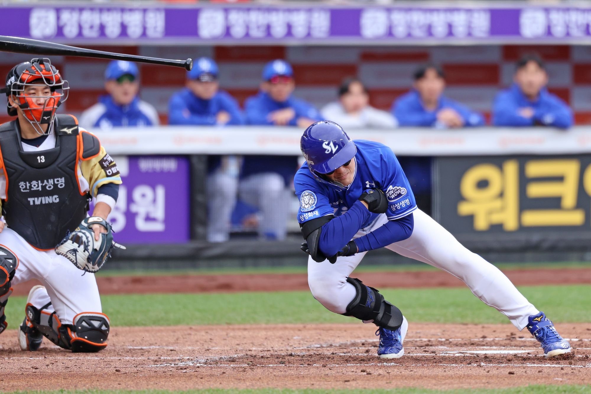 6일 대전 한화생명 볼파크에서 열린 2025 신한 SOL Bank KBO리그 삼성 라이온즈와 한화 이글스의 경기, 삼성 구자욱이 류현진의 공에 오른 팔꿈치를 맞고 쓰러지고 있다. 삼성 라이온즈