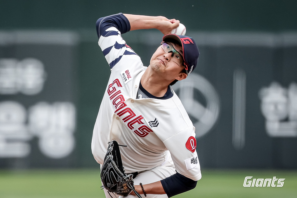 롯데 투수 박세웅은 6일 사직구장에서 열린 '2025 신한 SOL Bank KBO 리그' SSG와 주중 3연전 두 번째 경기에서 선발 등판했다. 7이닝 무실점 완벽투로 시즌 7승(1패)을 챙겨 다승 단독 선두로 올라섰다. 롯데 자이언츠