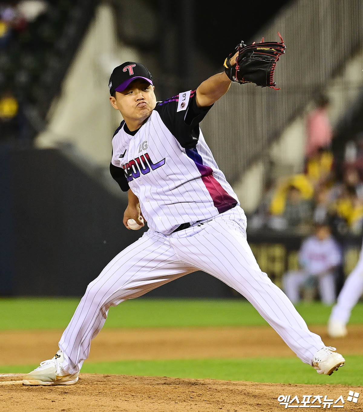 LG 트윈스 구원투수 장현식이 정규시즌 경기에 구원 등판해 투구하고 있다. 엑스포츠뉴스 DB
