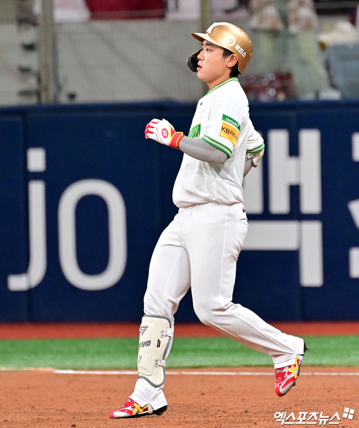 6일 오후 서울 구로구 고척스카이돔에서 열린 '2025 신한 SOL Bank KBO리그' KIA 타이거즈와 키움 히어로즈의 경기, 1회말 2사 3루 키움 김태진이 1타점 적시타를 날리고 있다. 고척, 김한준 기자