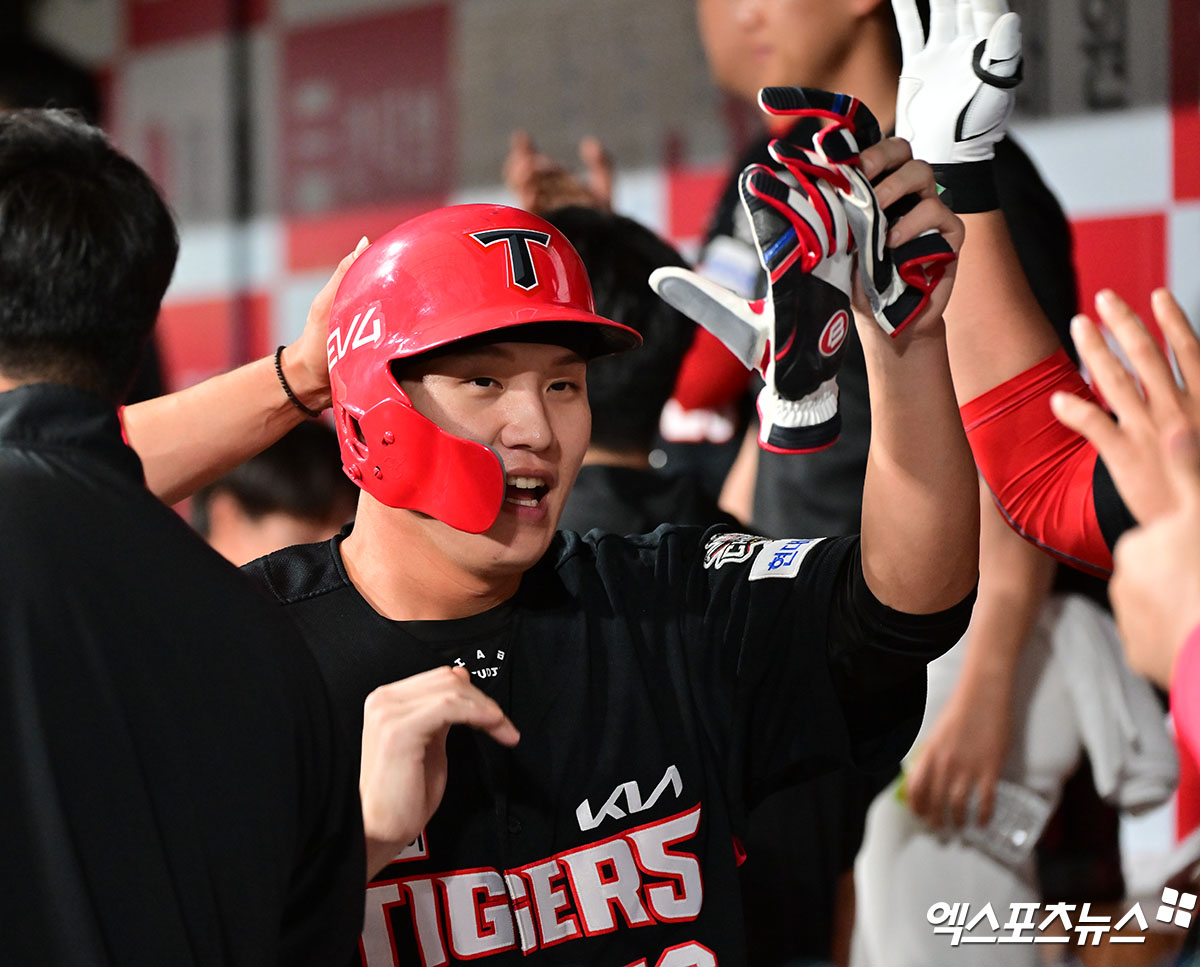 6일 오후 서울 구로구 고척스카이돔에서 열린 '2025 신한 SOL Bank KBO리그' KIA 타이거즈와 키움 히어로즈의 경기, 8회초 무사 1,2루 KIA 오선우가 김규성의 1타점 적시타때 득점에 성공한 후 더그아웃에서 하이파이브를 하고 있다. 고척, 김한준 기자