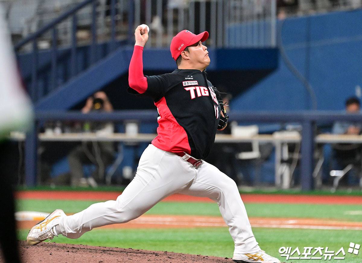 6일 오후 서울 구로구 고척스카이돔에서 열린 '2025 신한 SOL Bank KBO리그' KIA 타이거즈와 키움 히어로즈의 경기, 8회말 KIA 조상우가 공을 힘차게 던지고 있다. 고척, 김한준 기자