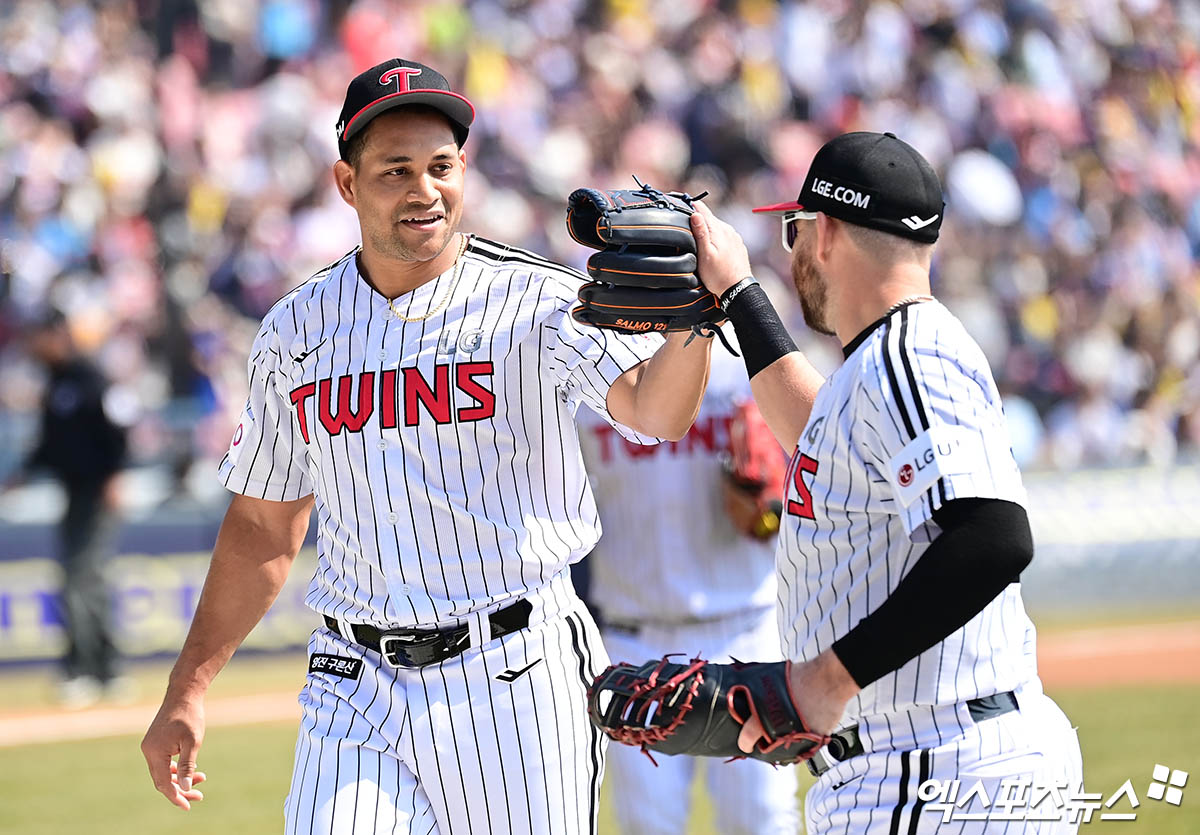 왼쪽부터 LG 트윈스 요니 치리노스, 오스틴 딘. 경기 중 하이파이브하고 있다. 엑스포츠뉴스 DB