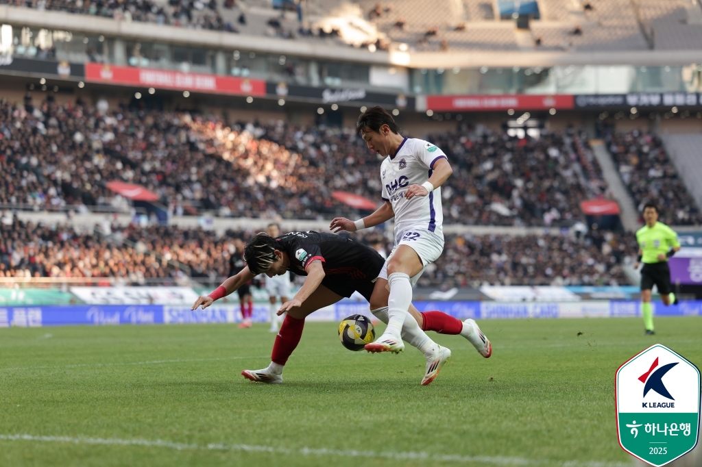 2라운드의 복수를 꿈꾸는 FC안양이 주포 모따를 벤치에 앉힌 채 마테우스와 김운에게 팀의 공격을 맡긴다. 연패 탈출을 노리는 FC서울은 주장 린가드를 선발 제외하는 강수를 둔 대신해 핵심 선수인 정승원이 선발 명단에 복귀했다. 사진 한국프로축구연맹