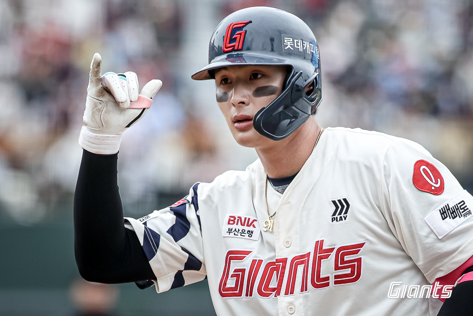 롯데 외야수 윤동희는 6일 사직구장에서 열린 '2025 신한 SOL Bank KBO 리그' SSG와 주중 3연전 두 번째 경기에서 1번타자 중견수로 선발 출전했다. 결승포와 적시타 등으로 활약하며 팀 승리에 보탬이 됐다. 롯데 자이언츠