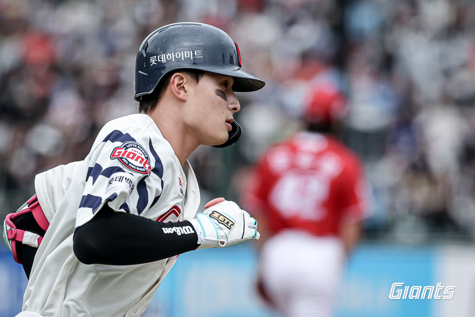롯데 외야수 윤동희는 6일 사직구장에서 열린 '2025 신한 SOL Bank KBO 리그' SSG와 주중 3연전 두 번째 경기에서 1번타자 중견수로 선발 출전했다. 결승포와 적시타 등으로 활약하며 팀 승리에 보탬이 됐다. 롯데 자이언츠
