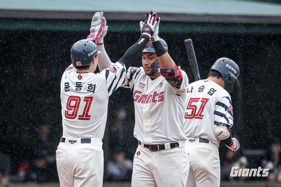롯데 외야수 윤동희(91번)는 6일 사직구장에서 열린 '2025 신한 SOL Bank KBO 리그' SSG와 주중 3연전 두 번째 경기에서 1번타자 중견수로 선발 출전했다. 결승포와 적시타 등으로 활약하며 팀 승리에 보탬이 됐다. 롯데 자이언츠
