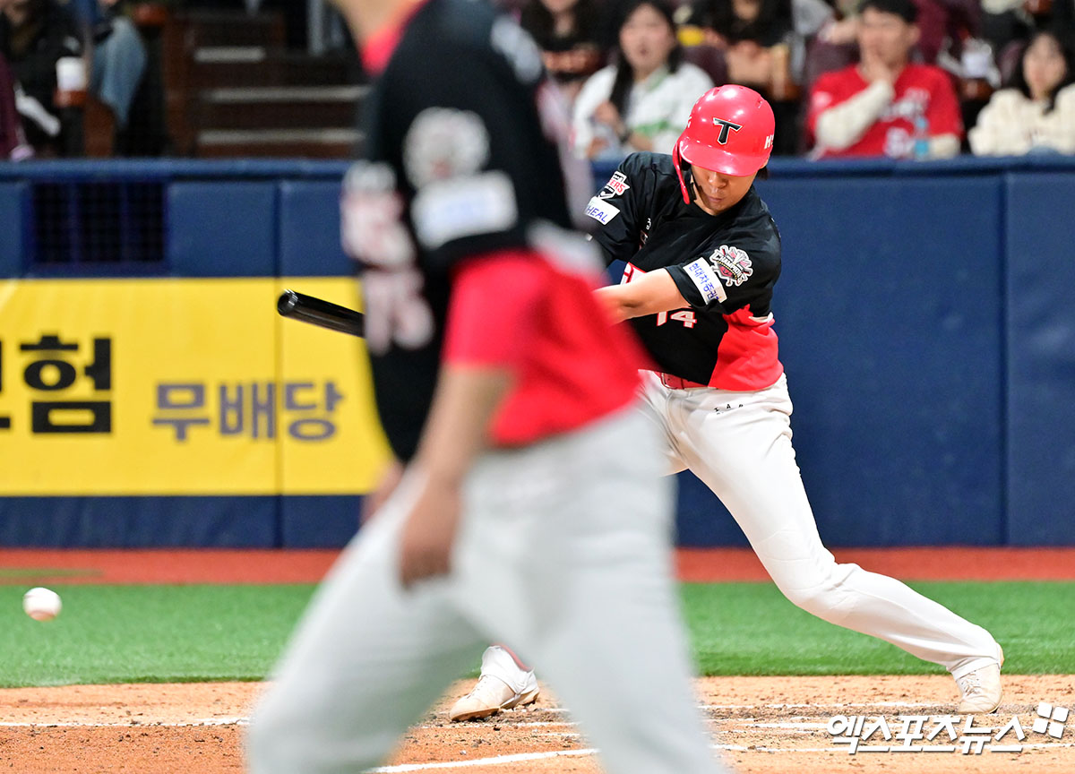 6일 오후 서울 구로구 고척스카이돔에서 열린 '2025 신한 SOL Bank KBO리그' KIA 타이거즈와 키움 히어로즈의 경기, 8회초 무사 1,2루 KIA 김규성이 1타점 적시타를 날리고 있다. 고척, 김한준 기자