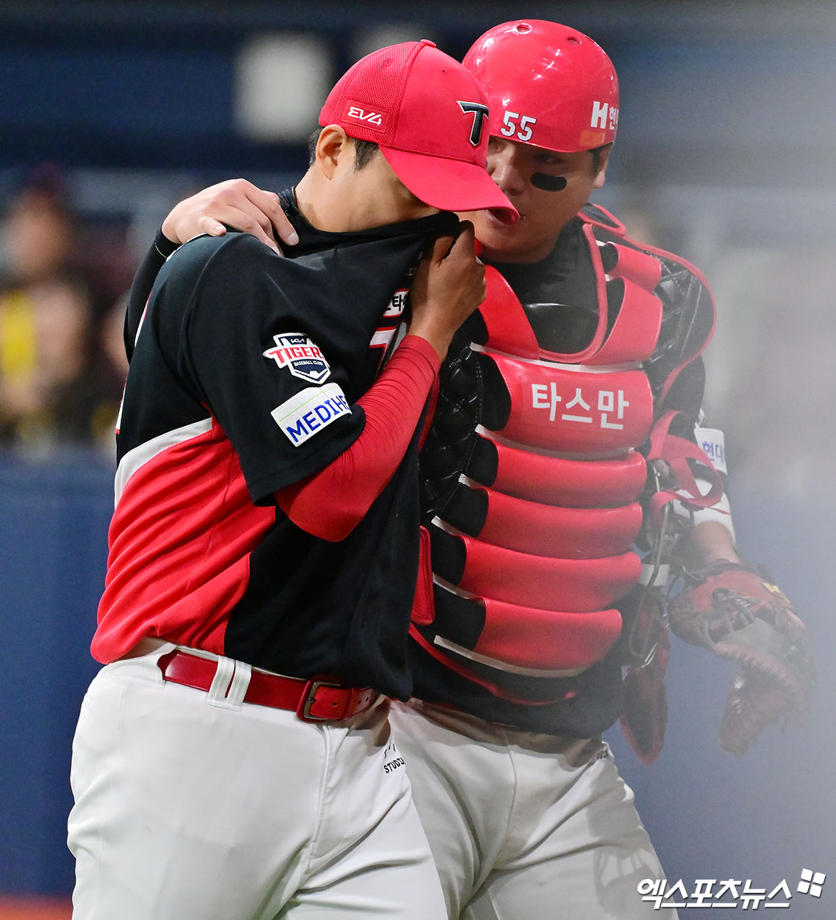 6일 오후 서울 구로구 고척스카이돔에서 열린 '2025 신한 SOL Bank KBO리그' KIA 타이거즈와 키움 히어로즈의 경기, 2회말 수비를 마친 KIA 김도현과 한준수가 대화를 나누고 있다. 고척, 김한준 기자