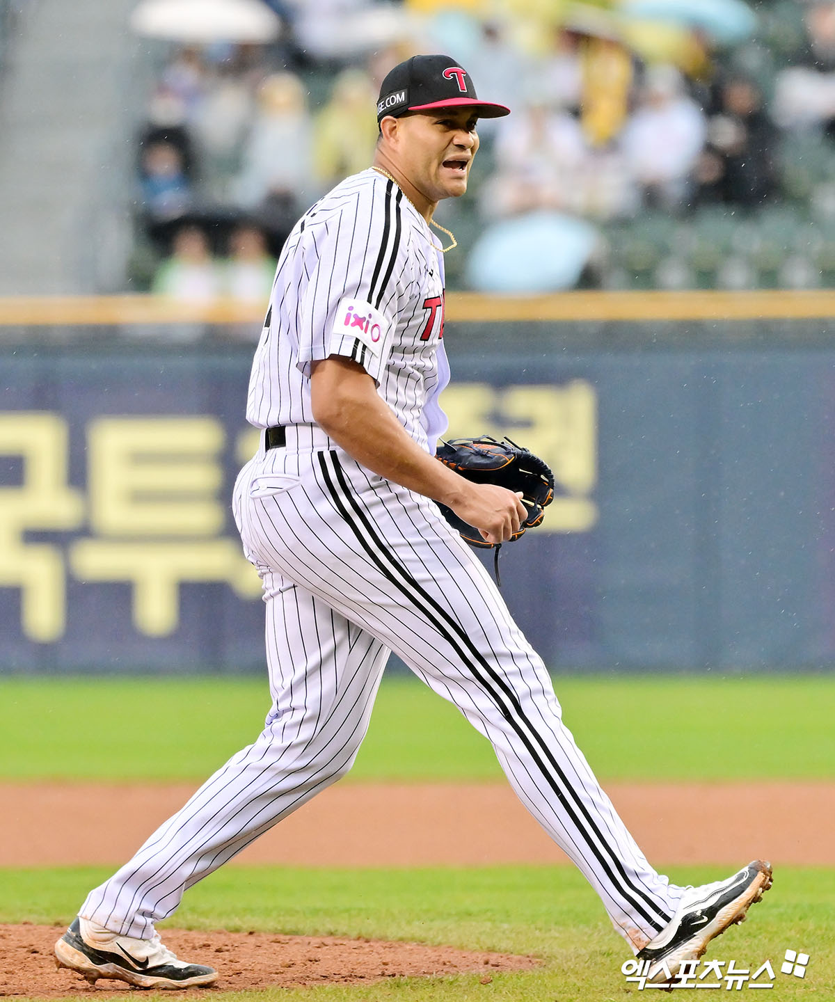 LG 트윈스 선발투수 요니 치리노스가 경기에 선발 등판해 호투한 뒤 미소 짓고 있다. 엑스포츠뉴스 DB