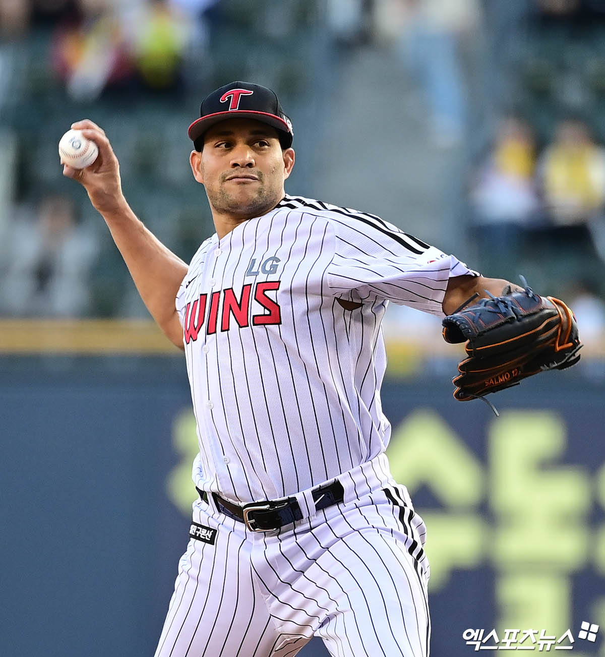 LG 트윈스 선발투수 요니 치리노스가 경기에 선발 등판해 투구하고 있다. 엑스포츠뉴스 DB