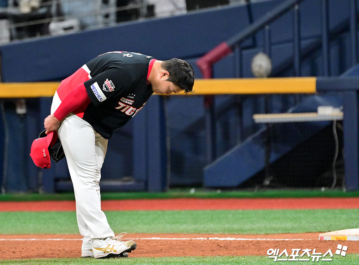 6일 오후 서울 구로구 고척스카이돔에서 열린 '2025 신한 SOL Bank KBO리그' KIA 타이거즈와 키움 히어로즈의 경기, 8회말 수비를 마친 KIA 조상우가 키움 팬들에게 인사를 하고 있다. 고척, 김한준 기자