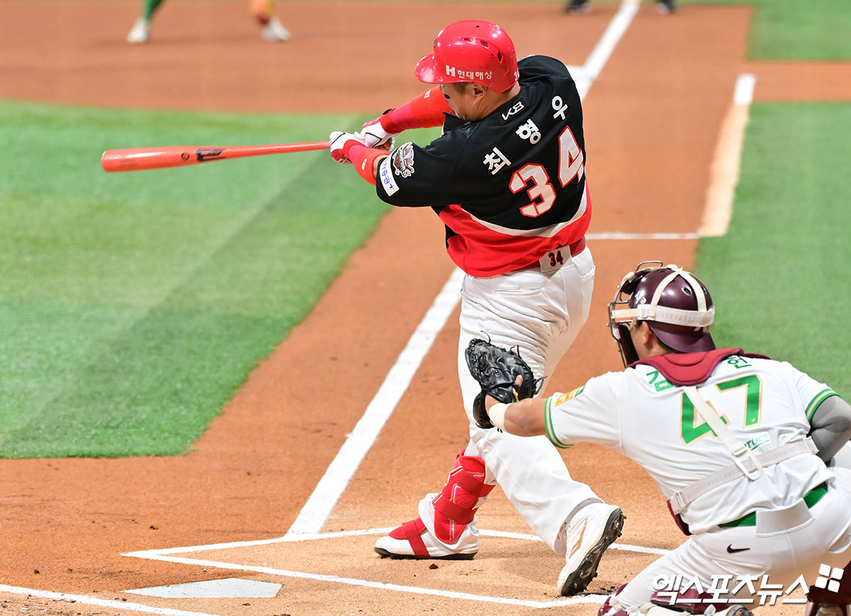 6일 오후 서울 구로구 고척스카이돔에서 열린 '2025 신한 SOL Bank KBO리그' KIA 타이거즈와 키움 히어로즈의 경기, 1회초 1사 1,2루 KIA 최형우가 중전안타를 날리고 있다. 고척, 김한준 기자