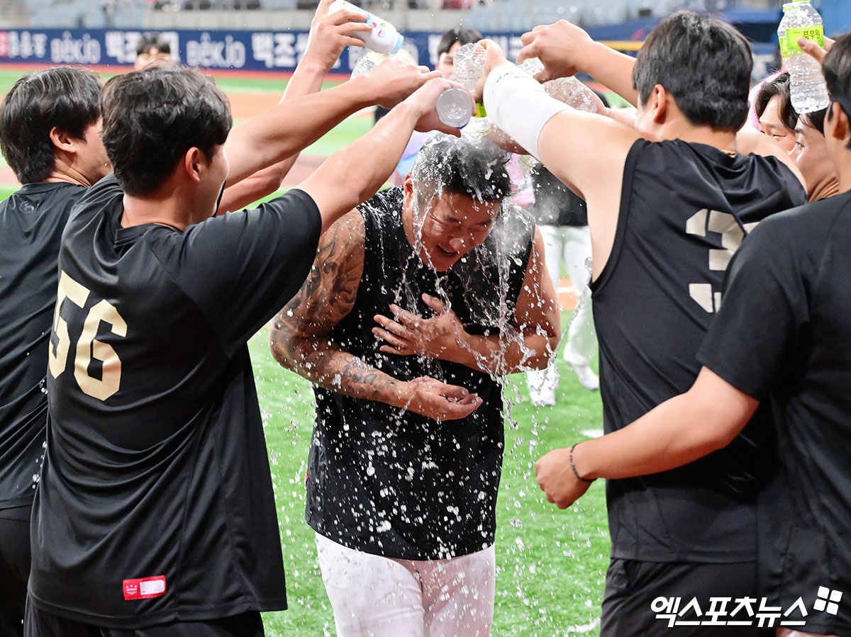 5일 오후 서울 구로구 고척스카이돔에서 열린 '2025 신한 SOL Bank KBO리그' KIA 타이거즈와 키움 히어로즈의 경기, KIA가 키움에 13:1로 대승을 거두며 3연패에서 탈출했다.  이날 경기에서 400홈런을 달성한 KIA 최형우가 축하 물세례를 받고 있다. 엑스포츠뉴스 DB