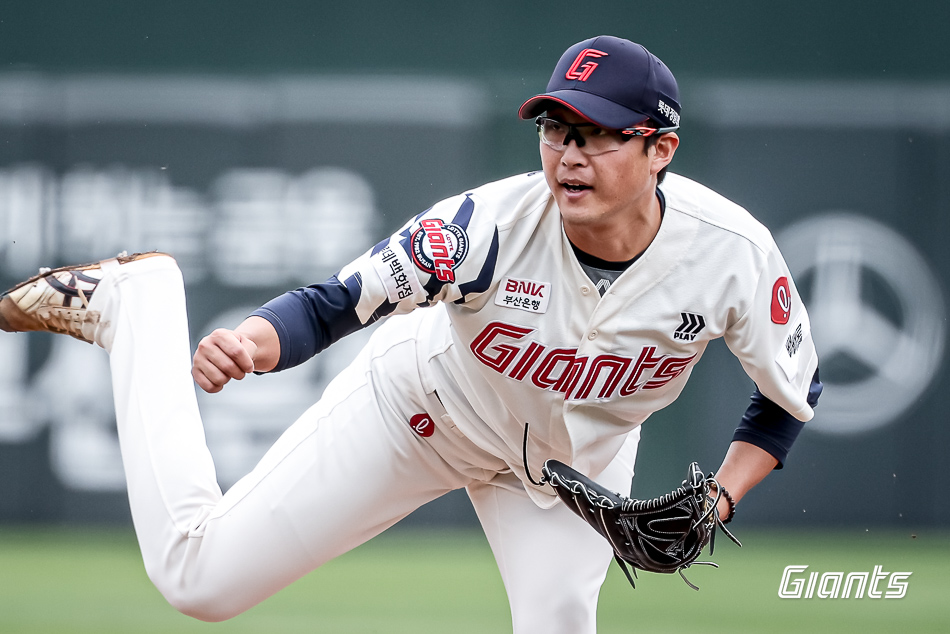 ​​롯데 투수 박세웅은 6일 사직구장에서 열린 '2025 신한 SOL Bank KBO 리그' SSG와 주중 3연전 두 번째 경기에서 선발 등판했다. 7이닝 무실점 완벽투로 시즌 7승(1패)을 챙겨 다승 단독 선두로 올라섰다. 롯데 자이언츠