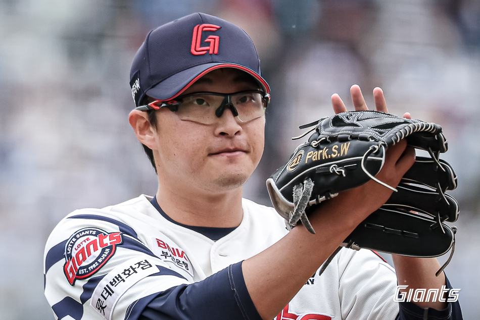 ​​롯데 투수 박세웅은 6일 사직구장에서 열린 '2025 신한 SOL Bank KBO 리그' SSG와 주중 3연전 두 번째 경기에서 선발 등판했다. 7이닝 무실점 완벽투로 시즌 7승(1패)을 챙겨 다승 단독 선두로 올라섰다. 롯데 자이언츠