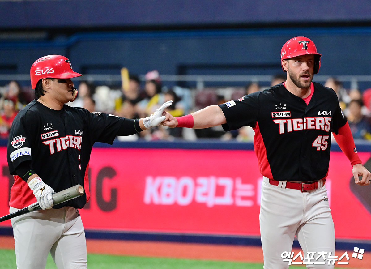 6일 오후 서울 구로구 고척스카이돔에서 열린 '2025 신한 SOL Bank KBO리그' KIA 타이거즈와 키움 히어로즈의 경기, 1회초 1사 만루 KIA 김선빈이 1타점 희생플라이 타구를 날린 후 득점한 위즈덤과 기뻐하고 있다. 고척, 김한준 기자