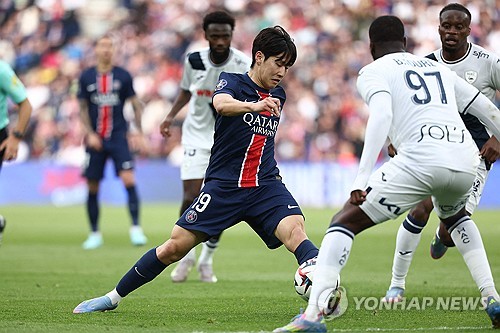 이강인이 8일(한국시간) 프랑스 파리에 있는 파르크 데 프랭스에서 열린 PSG와 아스널의 2024-2025시즌 유럽축구연맹(UEFA) 챔피언스리그 4강 2차전에서 벤치를 지켰다. 소속팀 PSG는 2-1로 승리하며 합계 스코어 3-1로 결승에 진출했다. 이강인은 경기 후 뜻밖의 인물들을 만났다. 바로 이적시장 전문 기자로 유명한 파브리치오 로마노, 그리고 스페인 매체 렐레보를 만든 마테오 모레토다..연합뉴스