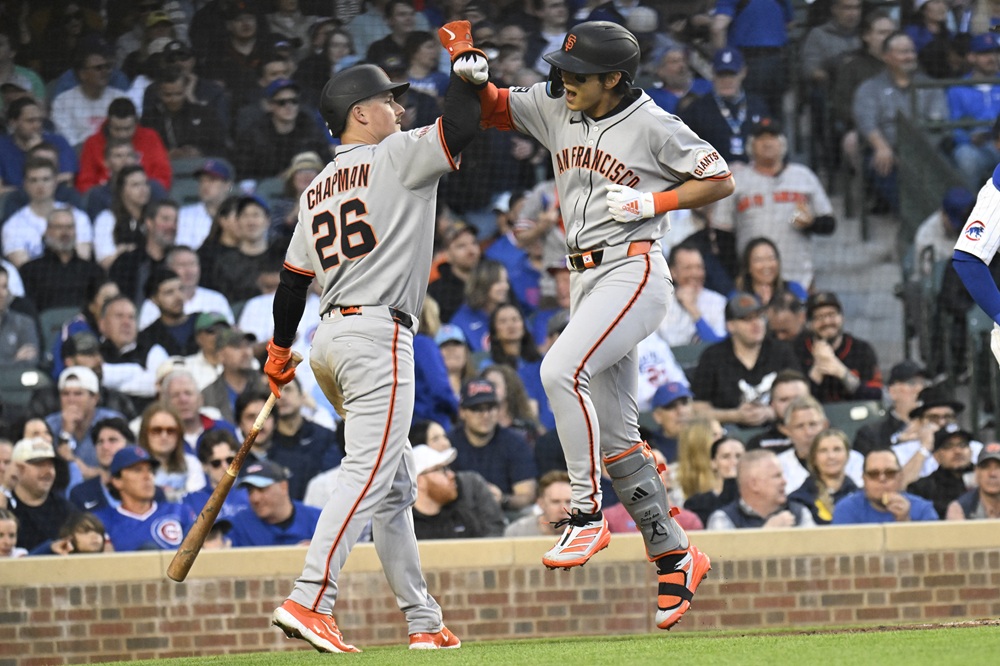 샌프란시스코 자이언츠 이정후가 7일 미국 일리노이주 시카고 리글리 필드에서 열린 2025 미국 메이저리그(MLB) 시카고 컵스와의 원정경기에 투런포를 쏘아올린 뒤 맷 채프먼과 세리머니 하고 있다. 이정후는 이날 3번 타자 겸 중견수로 선발 출전, 투런 홈런 포함 6타수 3안타(1홈런) 3타점 2득점으로 맹활약했다. 컵스를 상대로 23일 만에 다시 대포를 가동했다. 시즌 4호포다. 아울러 4월 24일 밀워키 브루어스전 이후 13일 만에 멀티 히트를 기록했다. AP 연합뉴스 REUTERS 연합뉴스