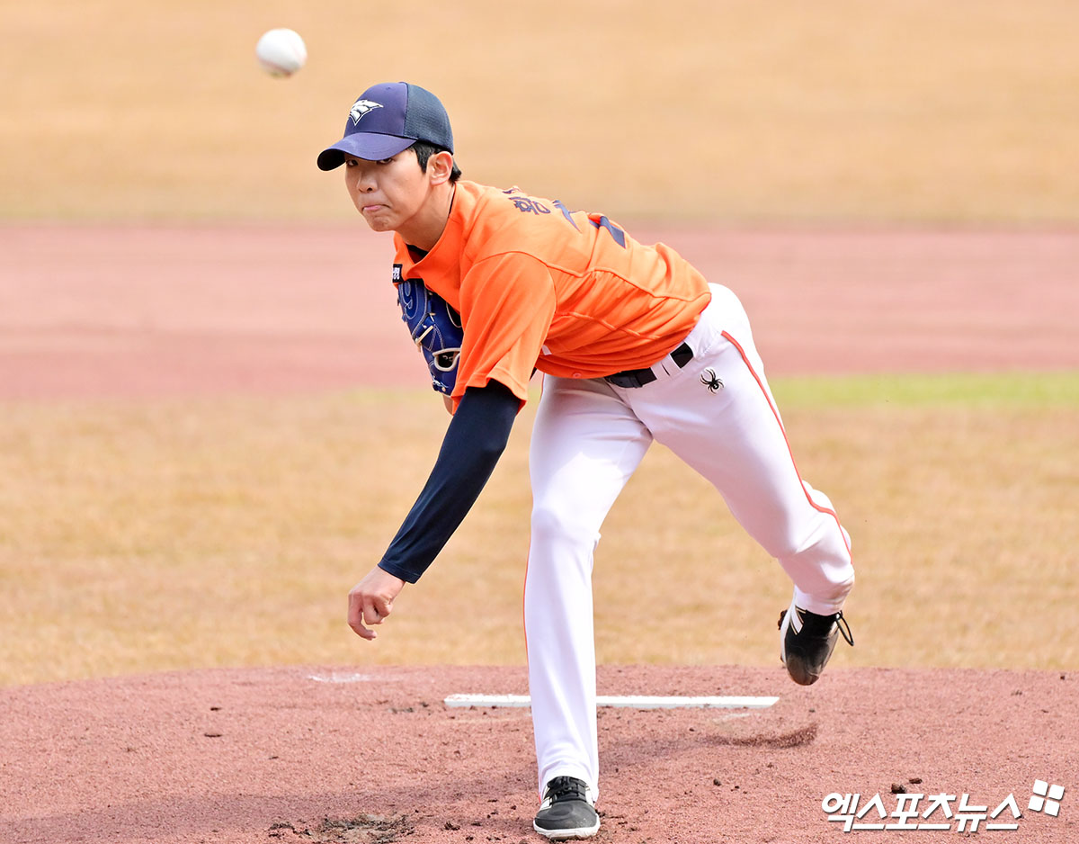 황준서는 지난 6일 서산구장에서 열린 2025 메디힐 KBO 퓨처스리그 SSG 랜더스전에 선발 등판해 6이닝 76구 5피안타(2홈런) 8탈삼진 2사사구 4실점으로 퓨처스리그 팀 10연승에 이바지했다. 엑스포츠뉴스 DB