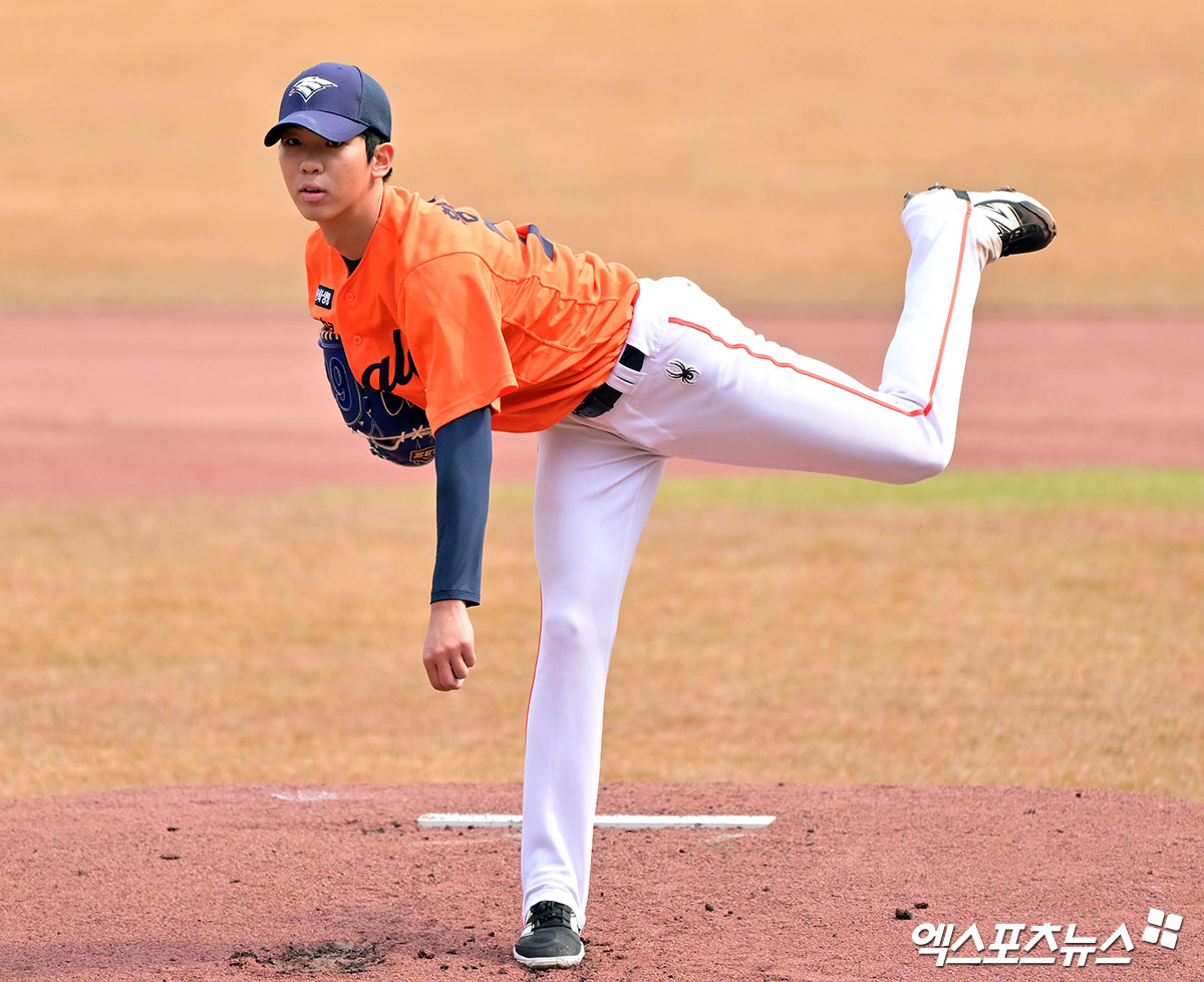 황준서는 지난 6일 서산구장에서 열린 2025 메디힐 KBO 퓨처스리그 SSG 랜더스전에 선발 등판해 6이닝 76구 5피안타(2홈런) 8탈삼진 2사사구 4실점으로 퓨처스리그 팀 10연승에 이바지했다. 엑스포츠뉴스 DB