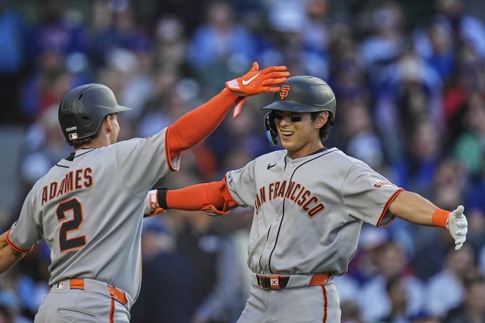 샌프란시스코 자이언츠 이정후가 7일 미국 일리노이주 시카고 리글리 필드에서 열린 2025 미국 메이저리그(MLB) 시카고 컵스와의 원정경기에 투런포를 쏘아올린 뒤 세리머니 하고 있다. 이정후는 이날 3번 타자 겸 중견수로 선발 출전, 투런 홈런 포함 6타수 3안타(1홈런) 3타점 2득점으로 맹활약했다. 컵스를 상대로 23일 만에 다시 대포를 가동했다. 시즌 4호포다. 아울러 4월 24일 밀워키 브루어스전 이후 13일 만에 멀티 히트를 기록했다. AP 연합뉴스