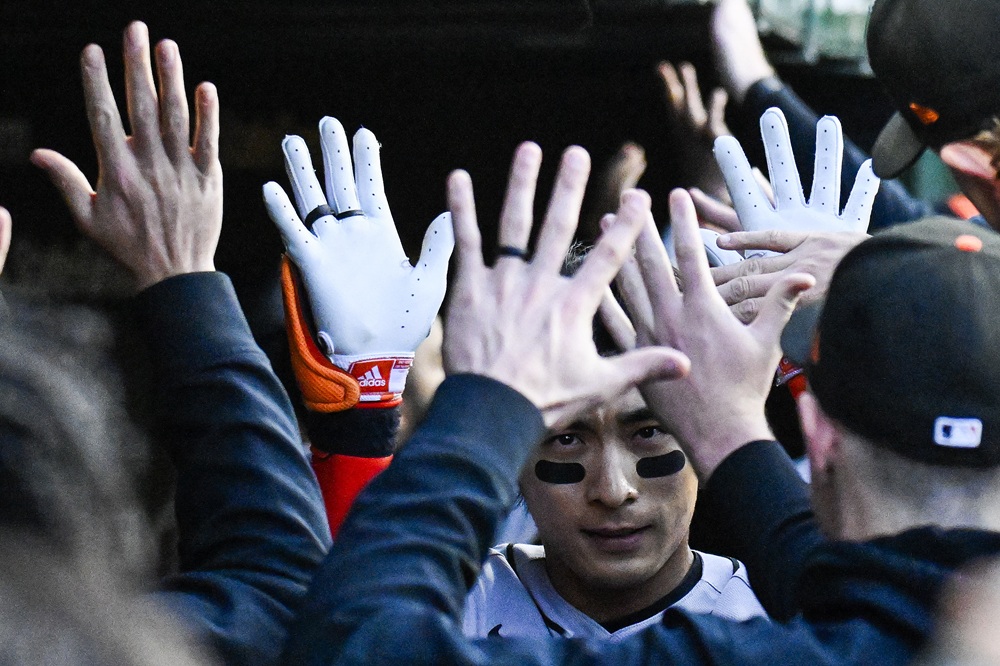 샌프란시스코 자이언츠 이정후가 7일 미국 일리노이주 시카고 리글리 필드에서 열린 2025 미국 메이저리그(MLB) 시카고 컵스와의 원정경기에 투런포를 쏘아올린 뒤 동료들과 하이파이브를 하고 있다. 이정후는 이날 3번 타자 겸 중견수로 선발 출전, 투런 홈런 포함 6타수 3안타(1홈런) 3타점 2득점으로 맹활약했다. 컵스를 상대로 23일 만에 다시 대포를 가동했다. 시즌 4호포다. 아울러 4월 24일 밀워키 브루어스전 이후 13일 만에 멀티 히트를 기록했다. AP 연합뉴스 REUTERS 연합뉴스
